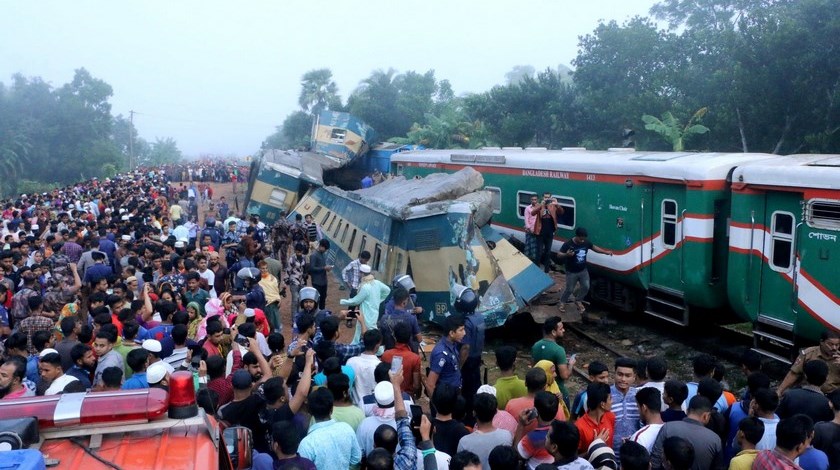Por lo menos 16 muertos y 58 heridos dejó un choque de trenes en Bangladesh