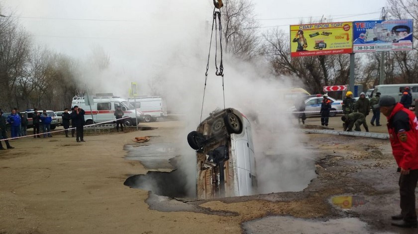 Video: Dos hombres murieron cocinados luego de que su vehículo cayera en un agujero con agua hirviendo