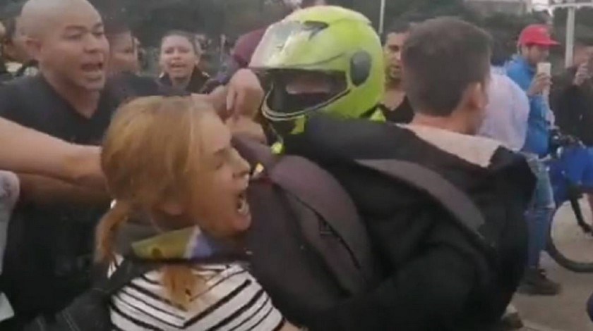 Video. “¡Tenemos derecho a la protesta!”: el angustioso grito de una madre para evitar que policías detuvieran su hijo