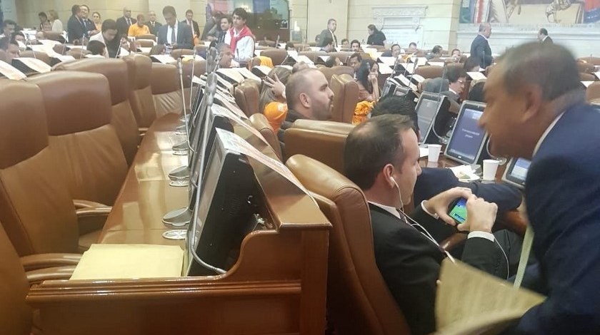 En pleno debate de la reforma tributaria ‘pillaron’ a un congresista viendo los partidos de la Champions