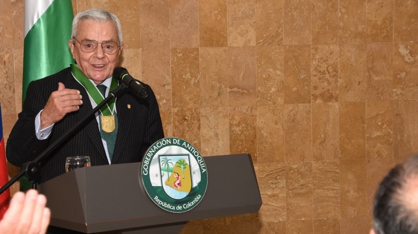 El empresario Augusto López Valencia recibió el Escudo de Antioquia Categoría Oro de manos del Gobernador
