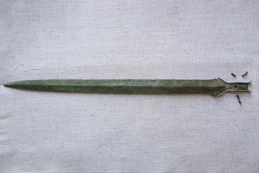 Arqueólogo aficionado se encontró una espada de hace 3 mil años que todavía tiene filo 1 8 11 19 espada antigua hallada con filo1