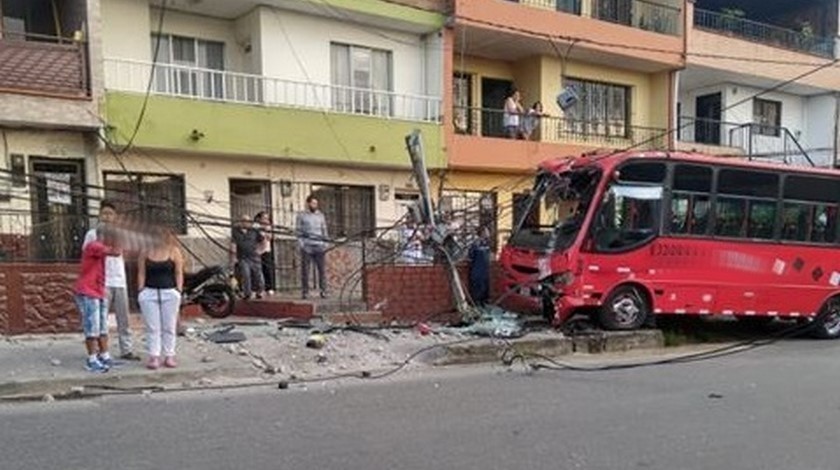 FOTOS: Aparatoso accidente en Pedregal, bus chocó contra un taxi y terminó contra un poste