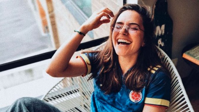 Apneista Sofia Gomez posa con la nueva camiseta de la seleccion Colombia