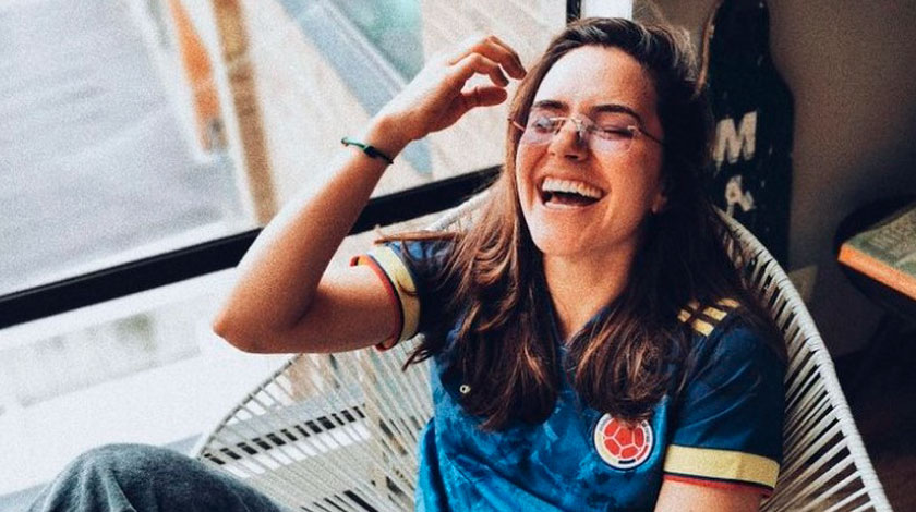 FOTO: "¡A mí sí me gusta!": La apneista Sofía Gómez defendió la nueva camiseta azul de la Selección Colombia 1 Apneista Sofia Gomez posa con la nueva camiseta de la seleccion Colombia