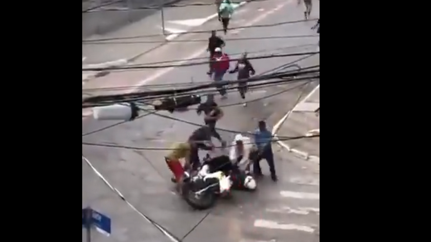 VIDEO: ¡Los tumbaron de la moto! Así atacaron a miembros de la Policía en Brasil 1 Brasil