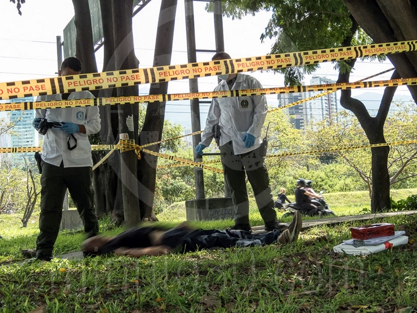 Fotos: Un hombre al parecer se cayó mientras caminaba por La Aguacatala y falleció en el andén 3 DSCN5082