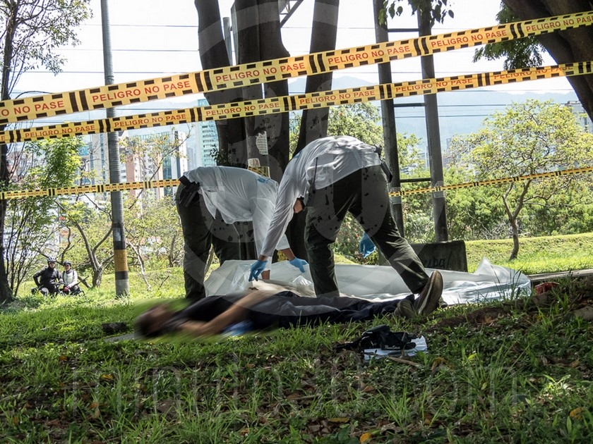 Fotos: Un hombre al parecer se cayó mientras caminaba por La Aguacatala y falleció en el andén 9 DSCN5099
