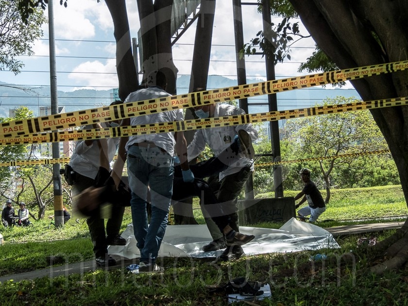 Fotos: Un hombre al parecer se cayó mientras caminaba por La Aguacatala y falleció en el andén 10 DSCN5101