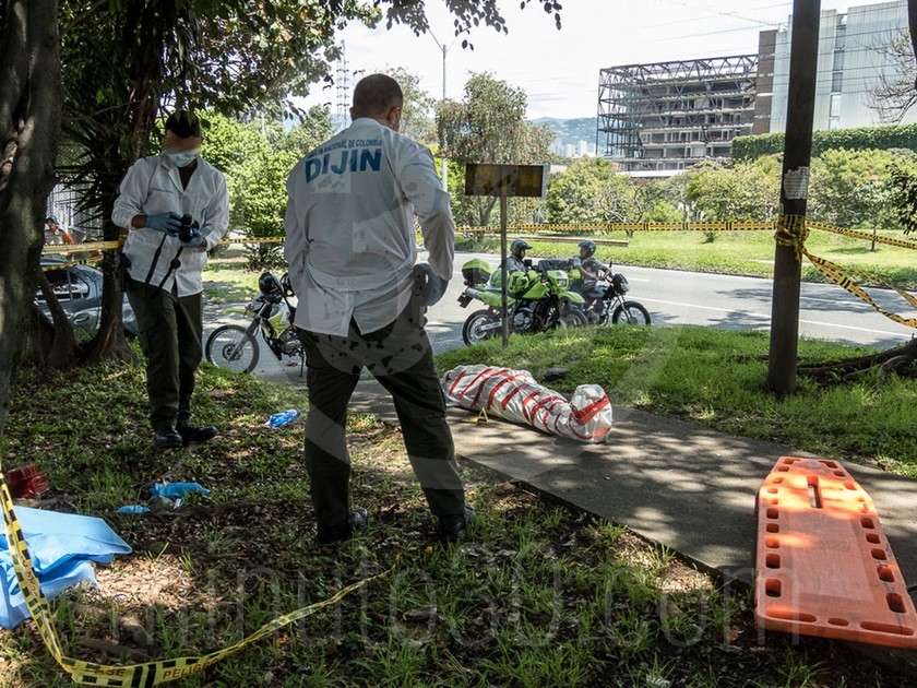 Fotos: Un hombre al parecer se cayó mientras caminaba por La Aguacatala y falleció en el andén 2 DSCN5104