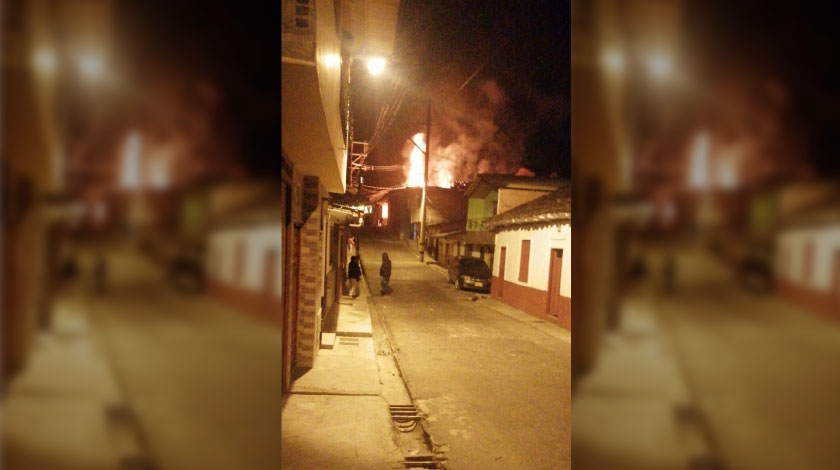 FOTO: Se prendió en la madrugada una casa en el municipio de Sonsón