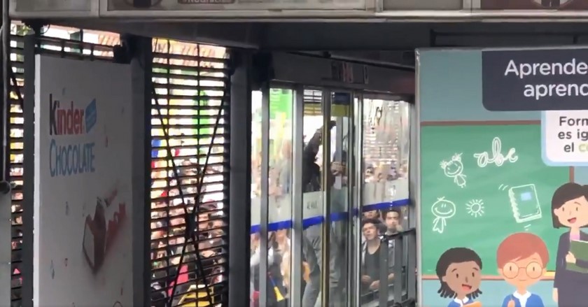 VIDEO: Encapuchados rayaron estación de Transmilenio y otros manifestantes limpiaron y los expulsaron
