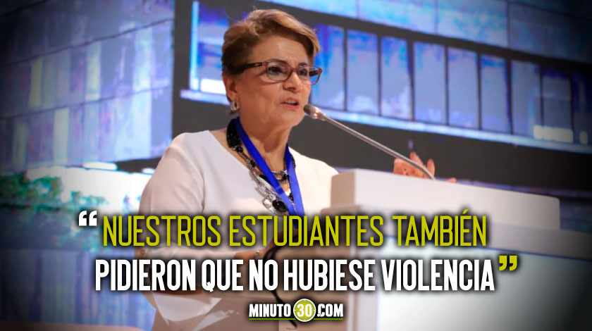 “Estudiantes han estado actuando de manera pacífica. Extraños están usando nuestro campus para la violencia”, dice la rectora de la Universidad Nacional