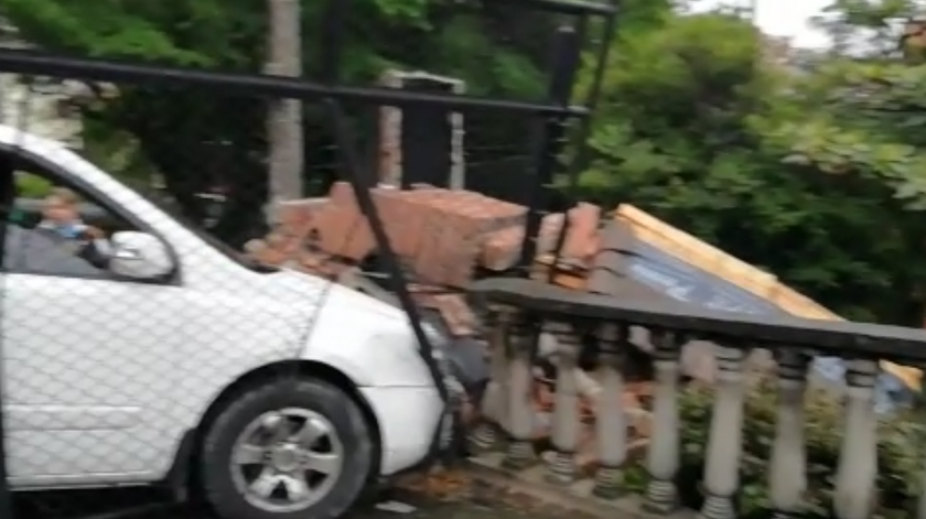 EN VIDEO: ¡Qué susto! Un carro se quedó sin frenos en toda la Loma del Indio