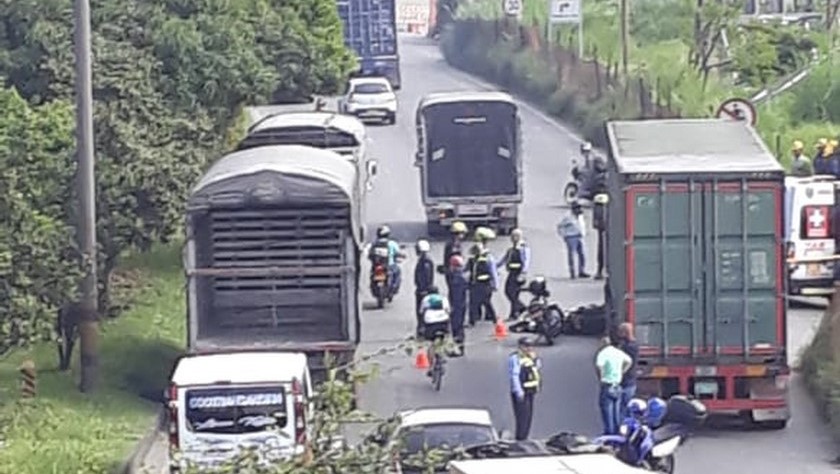 ¡Terrible! En plena Regional una motociclista murió al colisionar con un camión