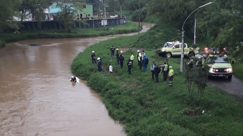 Foto y video: ¡Lamentable! Un hombre se fue con todo y carro a un río en Rionegro y falleció