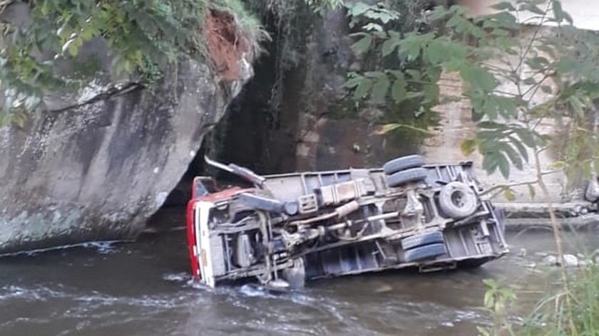 ¡Tragedia! Un camión se rodó por una pendiente y cayó a un río en Andes, hay al menos cuatro personas fallecidas