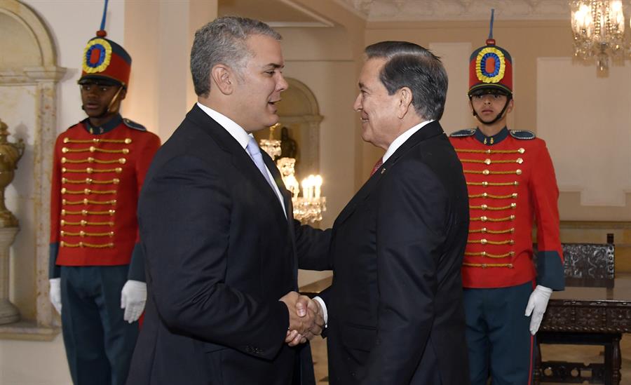 Duque recibe con honores al presidente de Panamá en su visita oficial