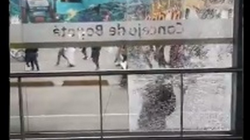 VIDEO: Encapuchados cogen a martillos las puertas de estaciones de TM, en el paro nacional