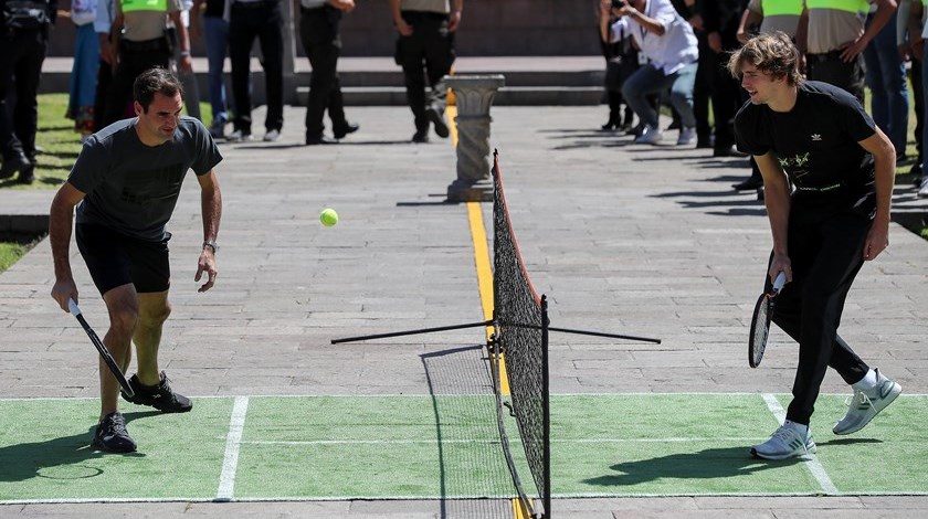 FOTOS: ¡Ovacionado! Federer juega con Zverev en «la Mitad del Mundo»