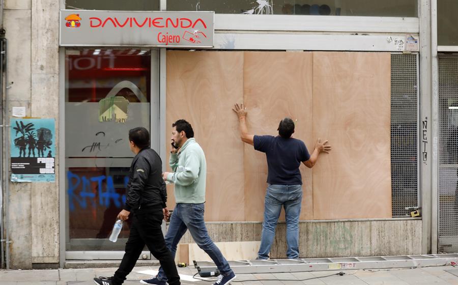 Bloqueos en transporte público en el inicio de jornada de protestas en Colombia