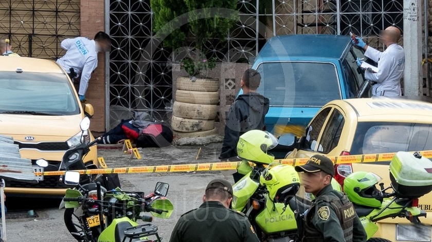 EN FOTOS: Lo mataron a disparos en la madrugada pero lo encontraron apenas salió el sol 2 homicidio en villa liliam medellin 2