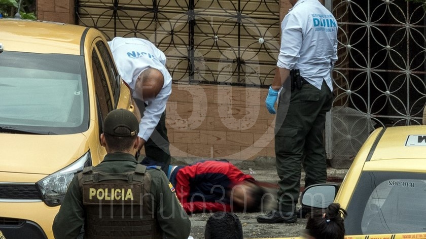 EN FOTOS: Lo mataron a disparos en la madrugada pero lo encontraron apenas salió el sol 3 homicidio en villa liliam medellin 3