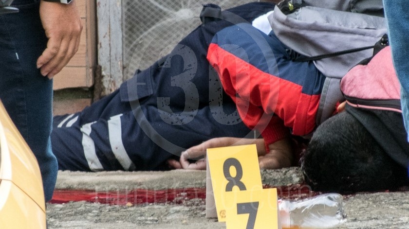EN FOTOS: Lo mataron a disparos en la madrugada pero lo encontraron apenas salió el sol 4 homicidio en villa liliam medellin 4