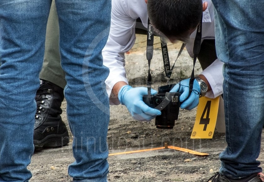 EN FOTOS: Lo mataron a disparos en la madrugada pero lo encontraron apenas salió el sol 6 homicidio en villa liliam medellin 6