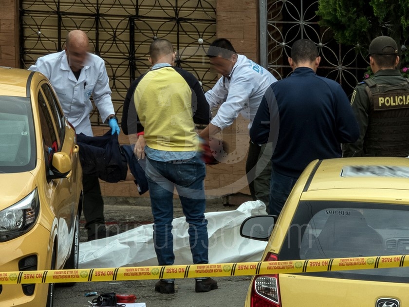 EN FOTOS: Lo mataron a disparos en la madrugada pero lo encontraron apenas salió el sol 8 homicidio en villa liliam medellin 7