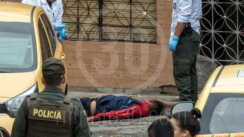 EN FOTOS: Lo mataron a disparos en la madrugada pero lo encontraron apenas salió el sol 7 homicidio en villa liliam medellin 8
