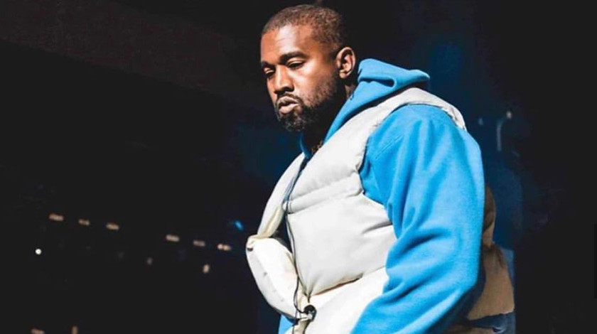 VIDEO: Kanye West orina sobre un Grammy en medio de su disputa con las discográficas