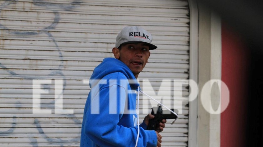 ¡Qué peligro! Le robó un arma de dotación a un patrullero, pero la comunidad lo atrapó en Bogotá