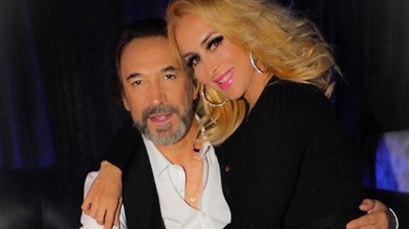 HÌNH ẢNH: "Thân hình khủng khiếp"! Vợ của Marco Antonio Solís khoe đôi chân săn chắc trong chiếc quần short mini | Phút 30