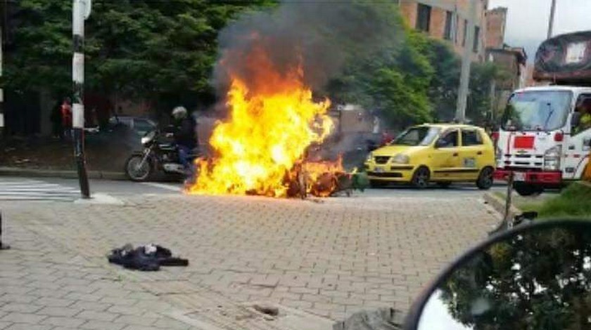 Foto: ¡Totalmente quemada! terminó la moto de un hombre cerca a La Minorista