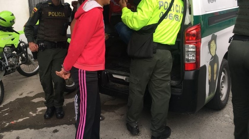 Cogieron a María Camila, presunta integrante de banda criminal dedicada a la extorsión en las Comunas 12 y 13 de Medellín 1 mujer capturado esposada 2