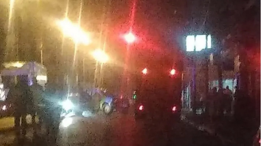 Fotos: Desde un carro en movimiento arrojaron a una mujer, que murió atropellada por un camión