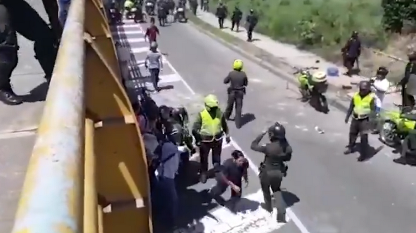 EN VIDEOS: Policía resultó herido tras explosión de un artefacto explosivo en medio de manifestaciones en Neiva 1 policia herido