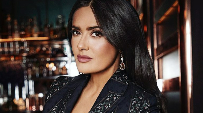 FOTO: Salma Hayek celebra el “Black Friday” con su ¡COLA SENSUAL!
