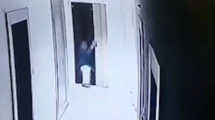Video: Por una falla mecánica un anciano falleció al caer desde el tercer piso por el agujero de un ascensor