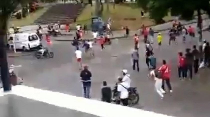 VIDEO: Tres heridos dejó pelea a cuchillo, puños y patadas entre hinchas del América por conseguir boleta para la final 1 Pelea entre hinchas del america de cali