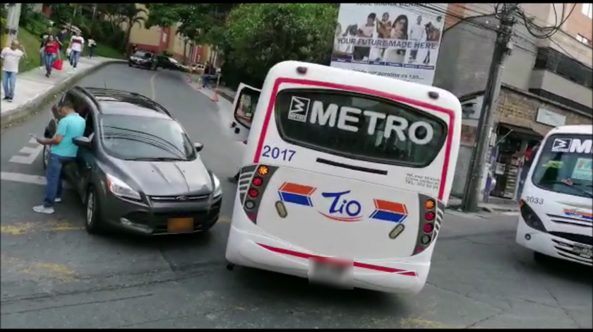 Video: choque entre bus y camioneta tiene congestionada a Sabaneta, a la altura del CES