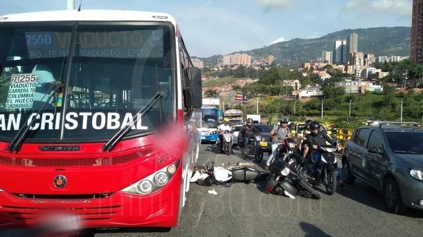 Tremendo ‘taco’ por accidente entre varios vehículos en Robledo sobre la vía al Túnel de Occidente