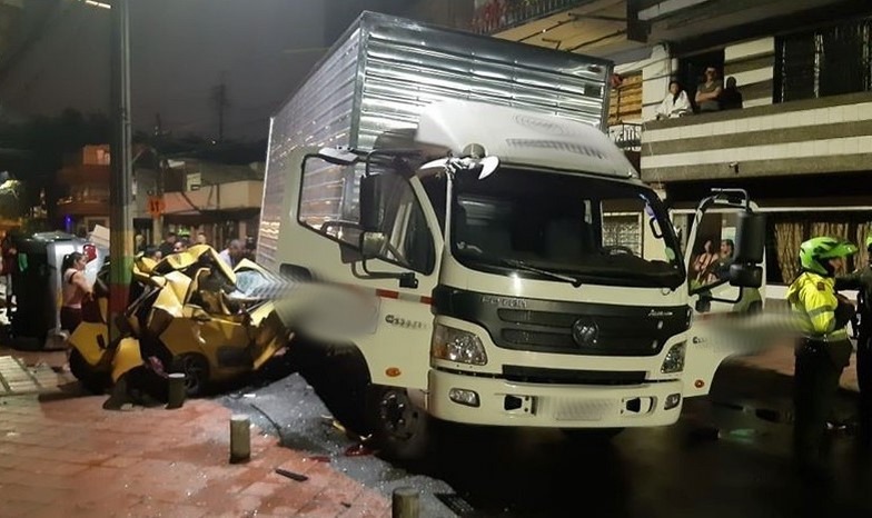 EN FOTOS: En un camión presuntamente robado unos sujetos iban a “toda” y en contravía por Guayabal hasta que se llevaron por delante dos carros 1 accidente ladrones 6