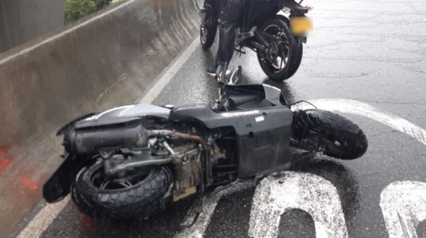 Fotos: ¡Qué tragedia! mujer cayó del puente de la Madre Laura cuando viajaba en su moto