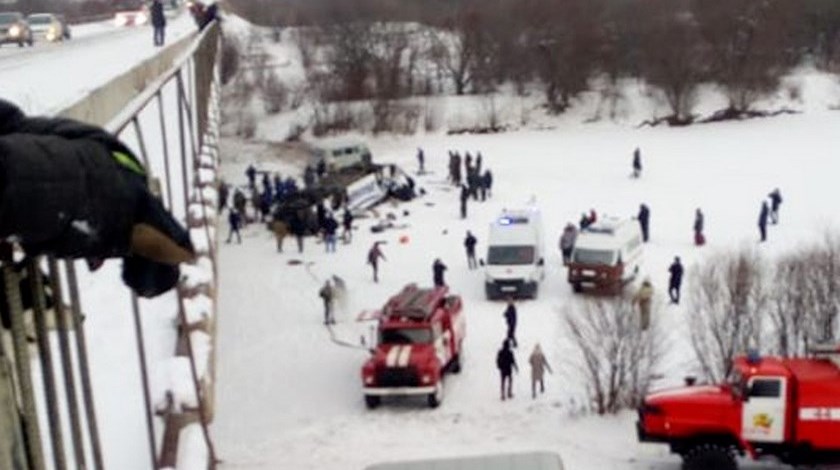 Al menos 19 muertos tras volcar y caer desde un puente a un río congelado un autobús en Rusia