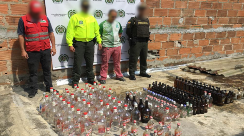 ¡Qué peligro! Lo cogieron con varias botellas y con licor adulterado en Copacabana 1 capturado con licor adulterado