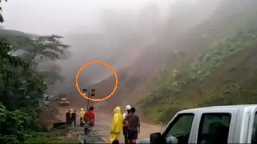 EN VIDEO: “¡Ay, se los llevó!”, las imágenes del impresionante momento en el que alud de tierra cubre a varias personas en la vía Medellín- Quibdó