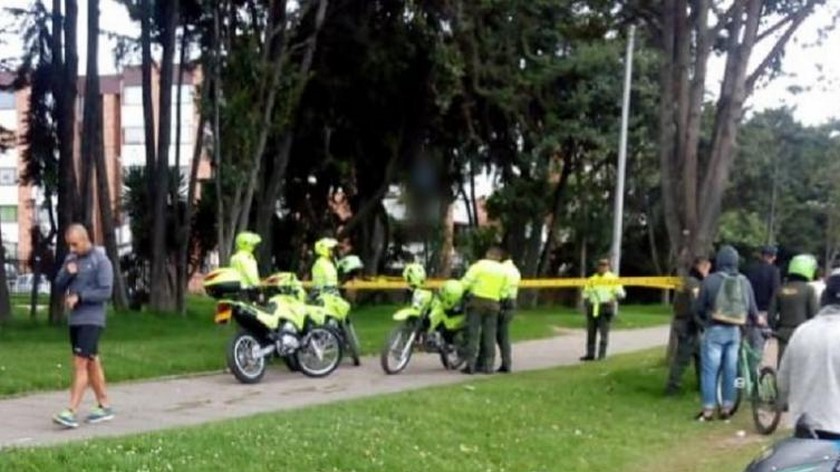 EN FOTO: ¡Terrible! En pleno parque y al lado de una ciclovía un hombre se quitó la vida