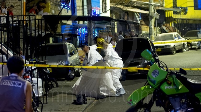 EN FOTOS Y VIDEOS: Se escucharon varios disparos, cuando salieron a ver encontraron un muerto en plena calle 11 homicidio en Enciso 27 12 2019 11